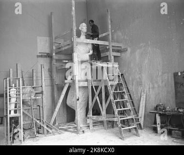 Oslo 19720805: Sculptor Nils Aas during his work on the monument to King Haakon. The monument should be ready for his 100th birthday for his birth. In 1971, the City Council decided to go for the location in Haakon VII`s GT. in June 7th place. In the design of the large model, the artist used a smaller model (t.v.) in the picture. Photo: Ivar Aaserud / Current / NTB Stock Photo
